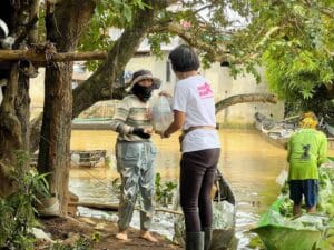 Angat Buhay Volunteer Distributes Repacked Relief Goods